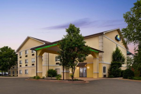 Отель Days Inn by Wyndham Kansas City International Airport  Канзас-Сити